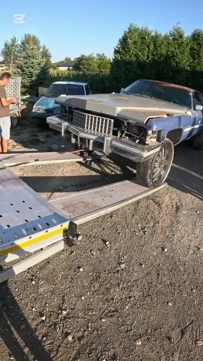 Prawdziwy załadunek klasycznego samochodu na lawetę ChomiCars